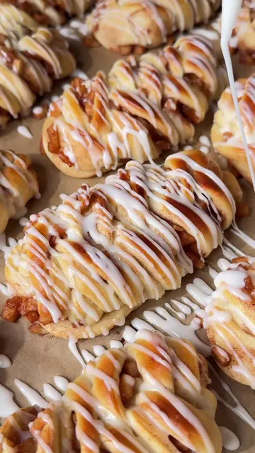 Twisted Apple Pie Rolls 🍎🤎 So many of you asked for an apple pie version, so h