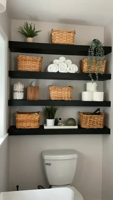 Looking for bathroom shelf decor ideas? 🛁🏡✨ These empty floating shelves were 