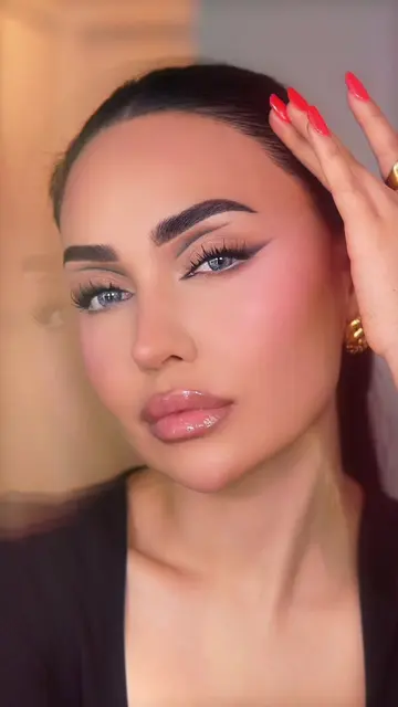 It’s NOT the eyeshadow… it’s HOW you apply it 👀 Beginner vs Pro — which side lo