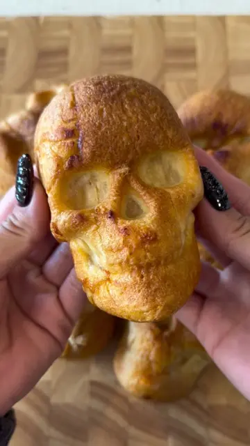 Let’s make skull pizzas 🍕💀 these are so fun! #skullpizza #asmr  #halloween #te