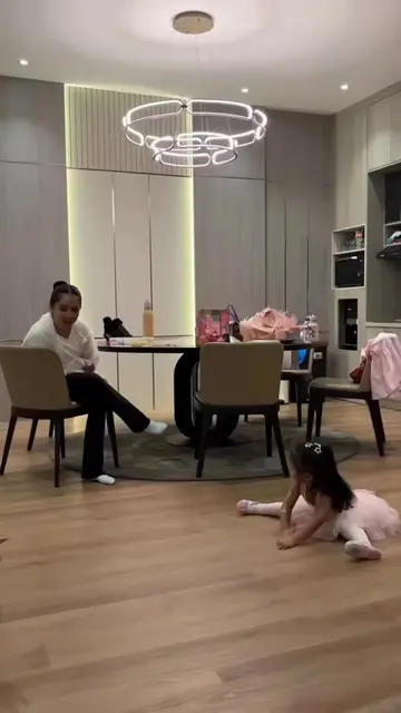 princess Amma balet ditemenin Mama dan Papa ❤️🥰🤗❤️ bajunya harus princess ya M