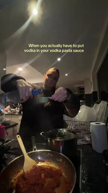 what does it even do #vodkapasta #vodka #vodkapastasauce #cookingdinner #cooking