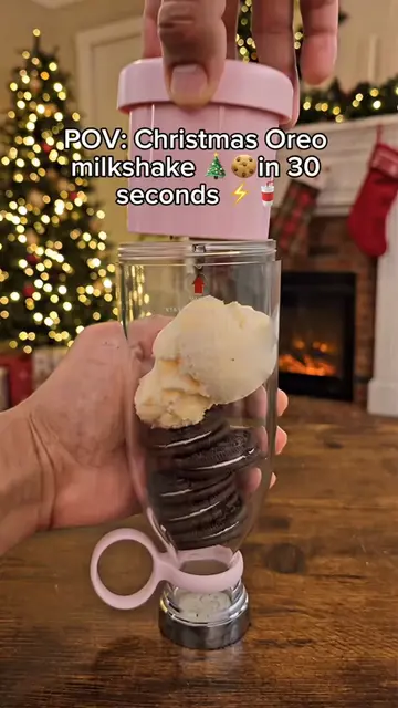 Cookies & cream milkshake, holiday edition 🎄 Oreos + ice cream + milk, one pres