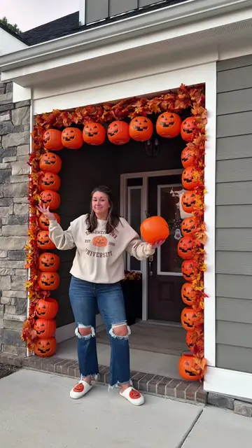 Halloween porch is officially up 🎃👻 Pumpkins, a few spooky touches + the flick
