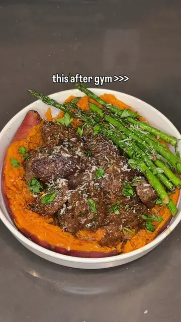 LOADED GARLIC BUTTER STEAK SWEET POTATO🥩 Macros: ~750 Calories | ~76g Protein |