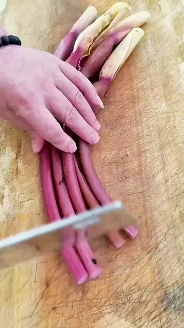 Satisfying Farm-Fresh Lotus Stem Cleaning Technique!