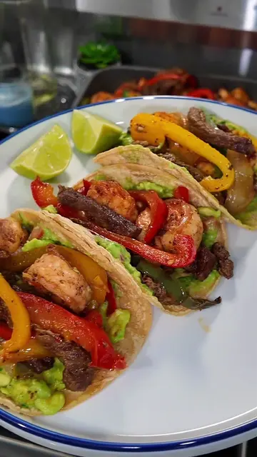 🌮🦐🥩 Shrimp & Steak Fajita Tacos with Guacamole 🤤🥑 🇺🇸 English Today I made