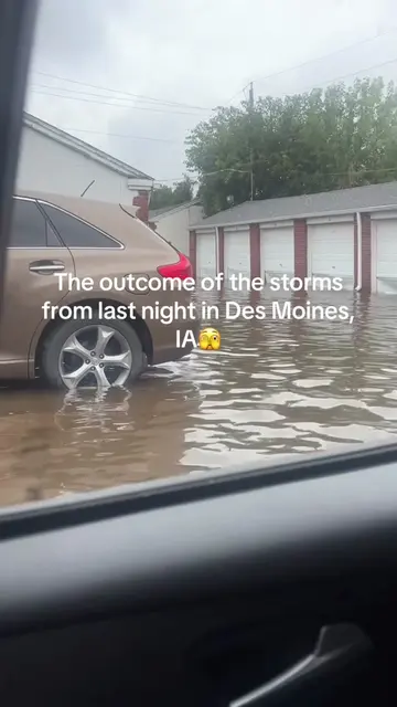 The mattress floating sent me 🤣 #fypシ #desmoinesiowa #flooding #thunderstorms #