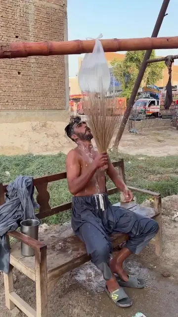 गरीब लेकिन समझदार 😄 कभी-कभी अक़्ल पैसे से बड़ी साबित होती है! Poor but clever �