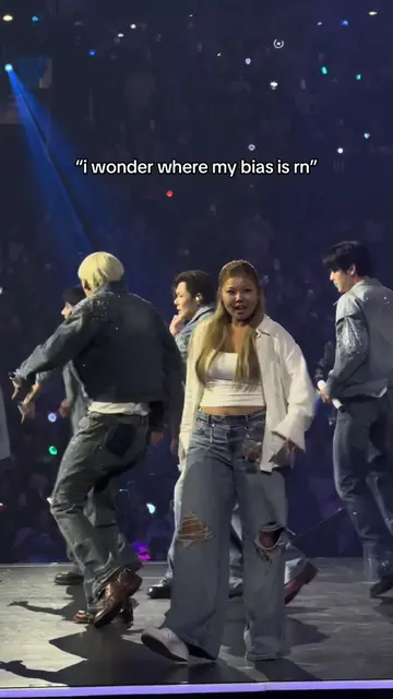 she had no clue her ult bias was 2ft behind her… #txt #taehyun #kpop 