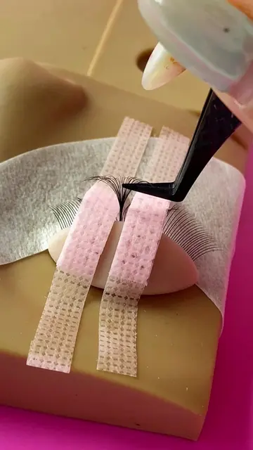 Need to keep your lashes in place? 👀✨ 🧻 Glue Wipe + 🎀 Lash Tape A simple comb