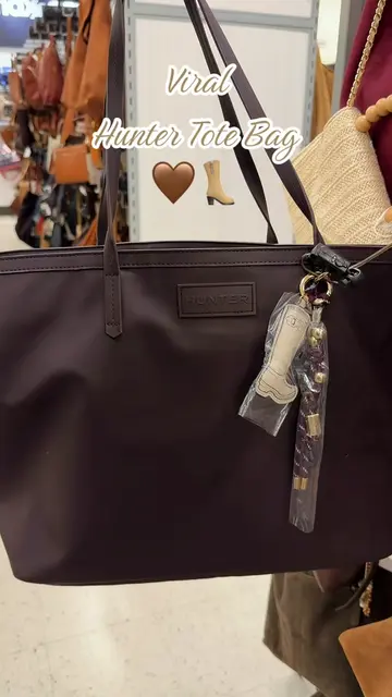 RUN to your nearest TJ Maxx for this Hunter tote bag! 👜🍂 This bag is a MUST HA