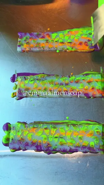 Making a Tri-Color Ghost Impression Mat Soap!! 🧡💜💚🖤 #soapmaking #halloweenso