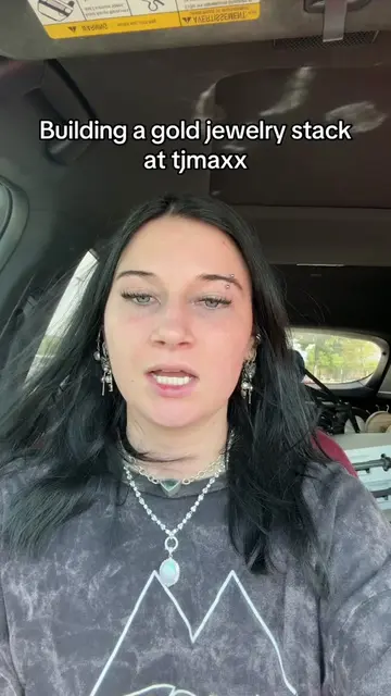 see me look for some gold jewelry and see a clip of an absolute baddie with her 