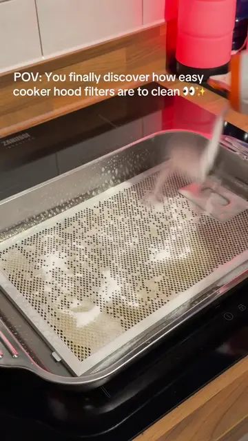 The easiest way to clean your cooker hood filter! 👌🏻✨ Baking soda and fairy ✨ 