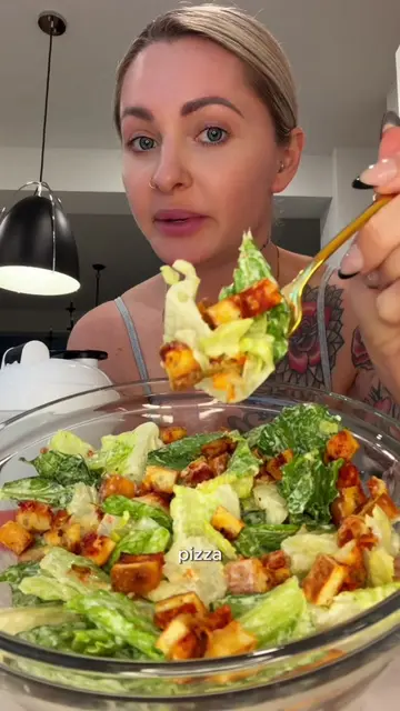 542 cals, 42g protein leftover pizza Caesar salad 🍕🥗 1 slice large Little Caes