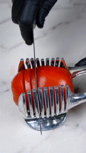 Shop the tomato slicer now through the link in our bio. 🔗🛍️