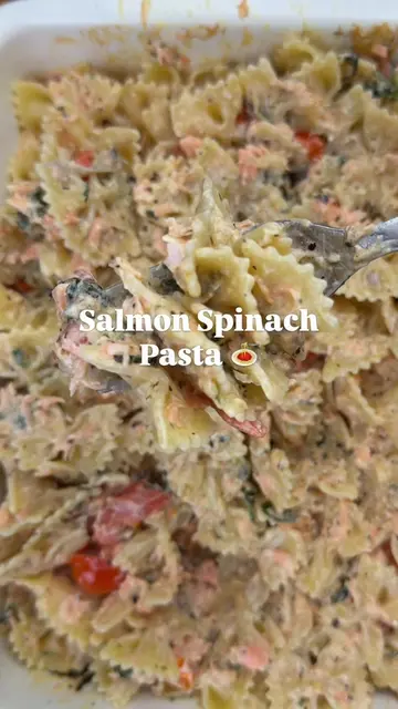 Creamy Baked Salmon & Spinach Pasta 🍝🐟🥬✨ This creamy baked salmon & spinach p