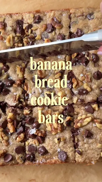 Banana bread + blondies = the combo you didn’t know you needed 🍌🍫 These banana