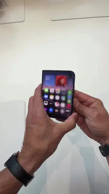 Apple только представила свой первый складной iPhone, а Samsung уже превратила п