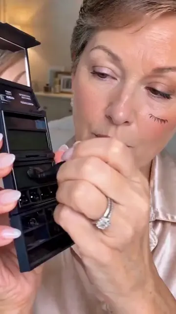 Tracez votre eyeliner en quelques secondes avec notre tampon 3-en-1. Simple, pré