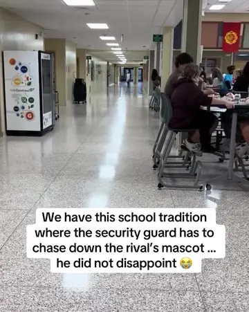 He was not letting the mascot get away 😂 (via tvhs.cheerblock/IG) #espnsocial #