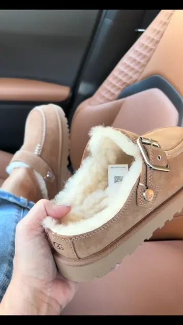 🤩 LOVE THESE NEW UGGS  guys you need to go get these. I absolutely love them. I