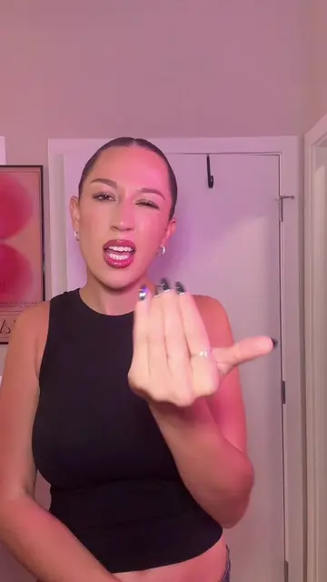 BIG BODY HOGGIN UP THE LANES 🗣️ #signlanguage #interpreter #music #asl #traviss