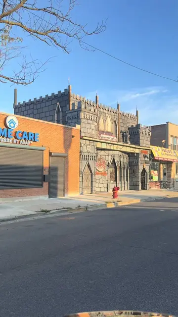 Who knew that there’s a vampire castle on 📍Harlem Ave in Chicago, Illinois? #ca