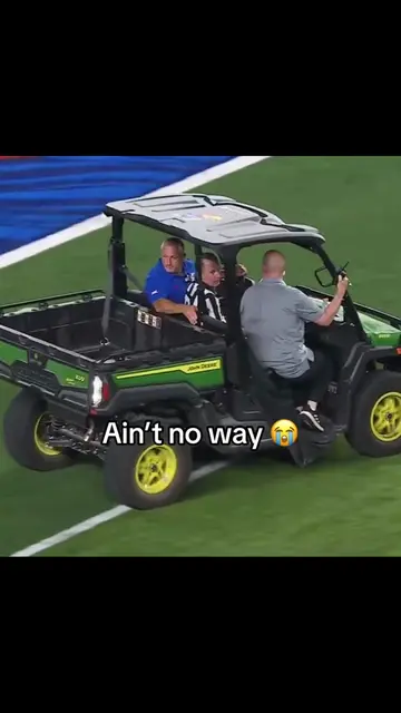 I’M CRYING 😭😭😭 #ref #college #football #fail #referee (via @CFB on FOX)