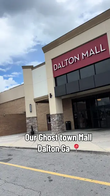 Hanging by a thread. Dalton Mall. Ghost town. #daltonga #ghosttown 
