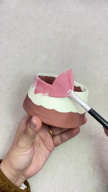 Guessing!🥳Brushing glaze in circles makes people feel very relaxed! How do you 