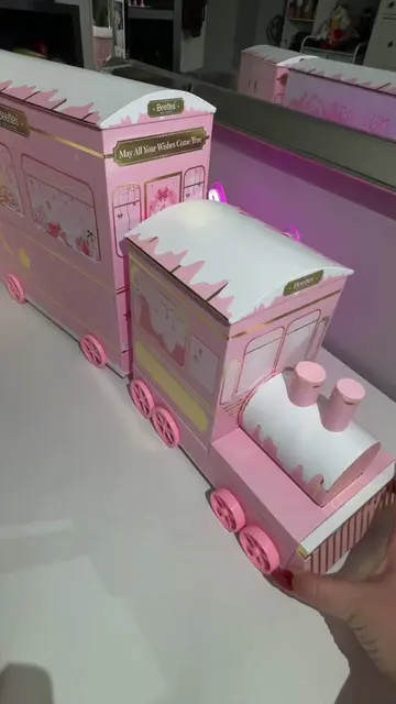 The cutest Christmas advent calendar 🎀🚂✨ Here’s a look at some of the highligh