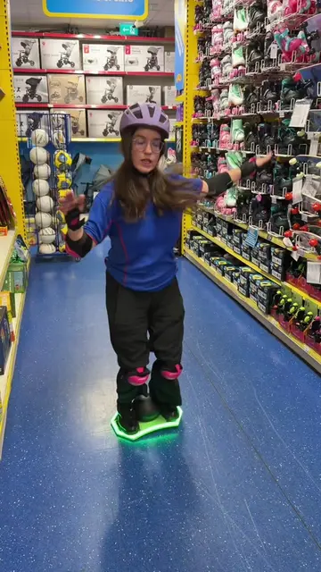 Bounce, balance and master new tricks with the Glow Pogo Trick Board! 🙌 Featuri
