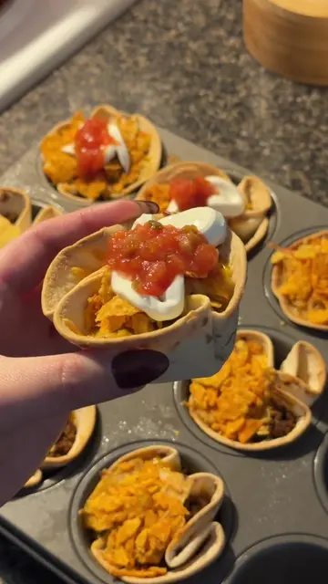 Crunchwrap cups for your next easy dinner idea 🌮 Recipe from @itsmesaramartinez