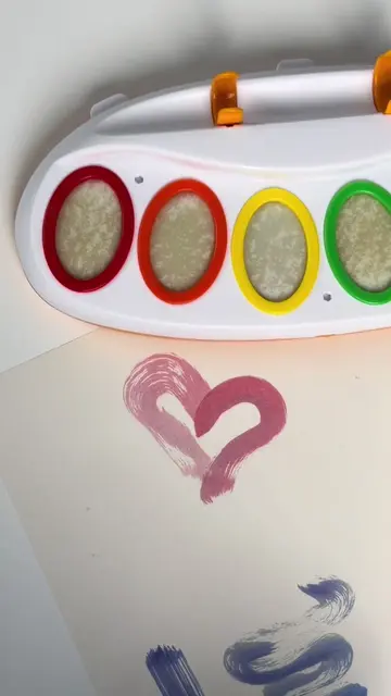 Enjoy mess-free colouring with the Crayola Colour Wonder Magic Light Brush, an a