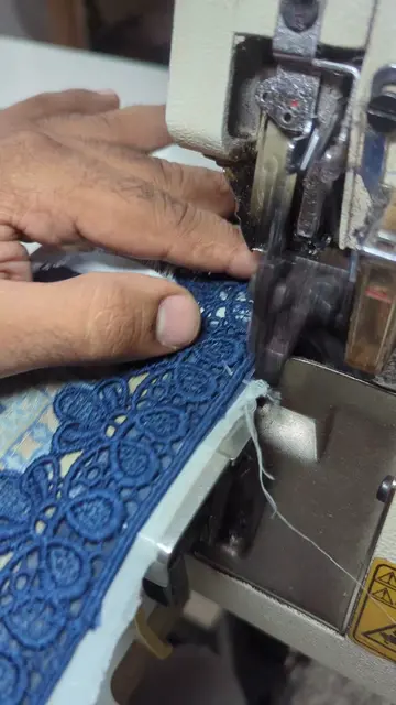 دوپٹے پر لیس کا کام جاری ہے اور پس منظر میں ناصر مدنی صاحب کا مزاحیہ بیان، کاریگ