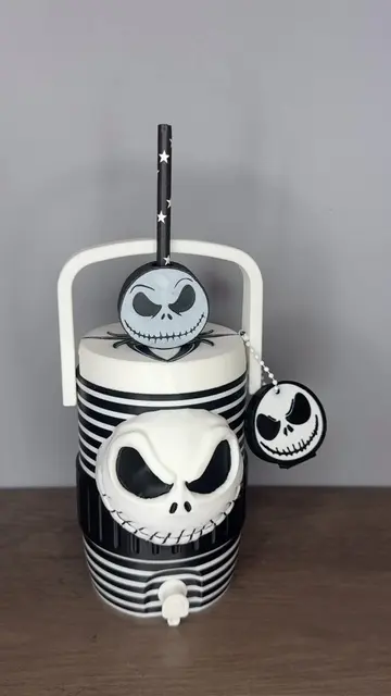 Jack Skellington em versão can holder de 12 oz 💀🖤 Perfeito para deixar sua lat