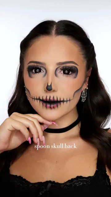 Easy skull Halloween makeup… with a SPOON?!💀🖤 ib @Ryley Isaac✨  @Fenty Beauty 