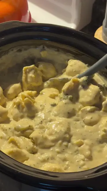 This broccoli cheddar tortellini soup is a MUST try for your next cozy dinner id