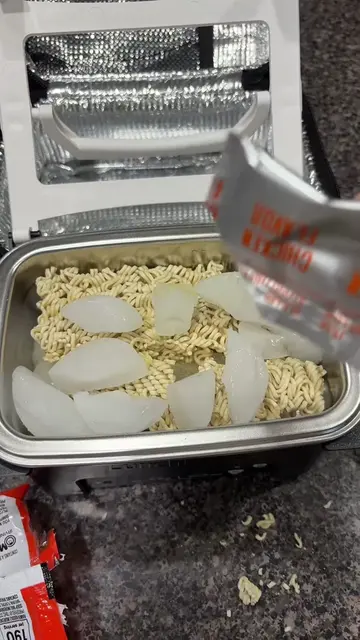 Extra Ice with the Ramen today😅 #lunchpacking #ramen #packinglunch #kidslunch 
