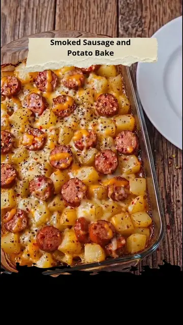 Smoked Sausage and Potato Bake 🌭🥔🧀 Smoky sausage, tender potatoes, and savory
