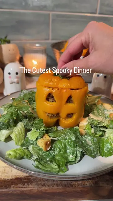Spooky season, but make it dinner 🎃👻 These Jack-O’-Lantern stuffed peppers mig