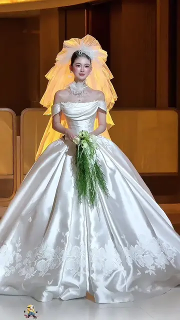 สาว ๆ อยากรู้ไหมว่าตัวเองจะสวยแค่ไหนเมื่อใส่ชุดเจ้าสาว? 👰‍♀️✨ ไม่ต้องไปถึงร้านช