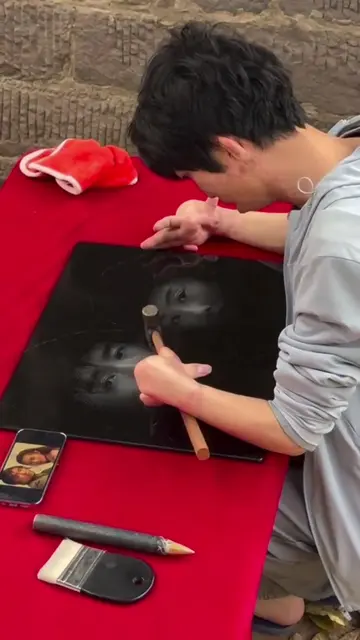 Shāoshāng Xiǎo Gē is a Chinese burn survivor who creates stunning portraits by s