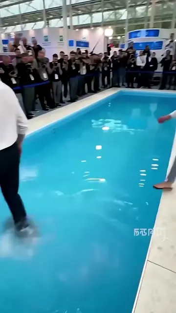 😳🌊 Can people really walk on water? Look closely at these viral videos and you