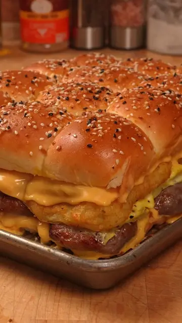 🍳🔥 BREAKFAST SLIDERS!! 🔥🍳 Whether you’re feeding a crowd for a Sunday tailga