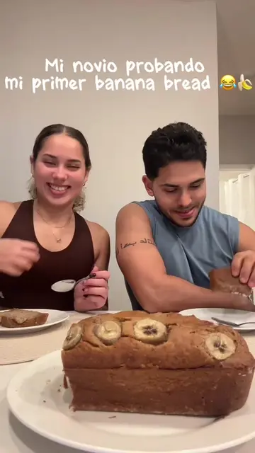 El momento de la verdad 😂🍌🤎 mi primer banana bread pasó la prueba jajaja. #mi