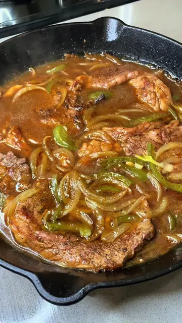 🥩 This Smothered Steak & Gravy is comfort food at its BEST 😮‍💨 Tender ribeye 