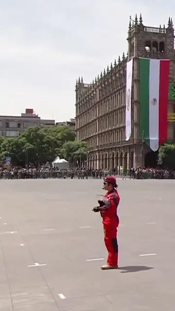 La Capitán Segundo Intendente Paracaidista, Jessica Anahí Lozano Arteaga, rinde 